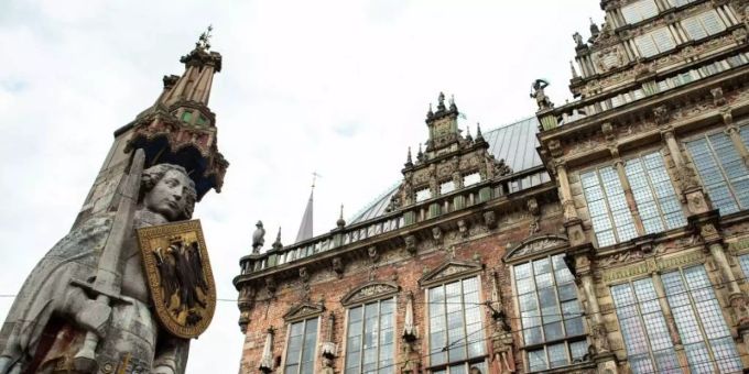 Ein Blick auf den Roland (l) neben dem Alten Rathaus in Bremen. Foto: Mohssen Assanimoghaddam Ein Blick auf den Roland (l) neben dem Alten Rathaus in Bremen. Foto: Mohssen Assanimoghaddam