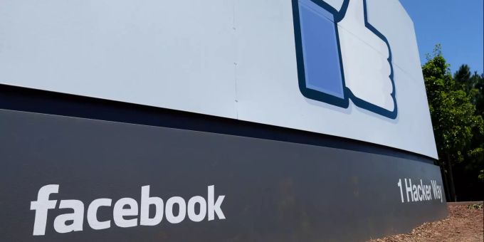 ARCHIV - 19.04.2019, USA, Menlo Park: Ein Schild mit dem «Facebook-Like-Button» steht in der Facebook-Zentrale in Menlo Park. Facebook hat allein im ersten Quartal dieses Jahres rund 2,2 Milliarden gefälschte Accounts gelöscht. Ein grosser Teil davon werde von Spammern angelegt, die die Plattform für dubiose Werbung nutzen wollen, wie der zuständige Facebook-Manager Rosen erläuterte. Foto: Ben Margot/AP/dpa +++ dpa-Bildfunk +++ Facebook löscht Milliarden gefälschter Accounts