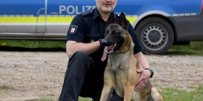 Mischlingshund «Jack» sitzt neben seinem Herrchen Hauke Messer. Foto: Carsten Rehder Mischlingshund «Jack» sitzt neben seinem Herrchen Hauke Messer. Foto: Carsten Rehder
