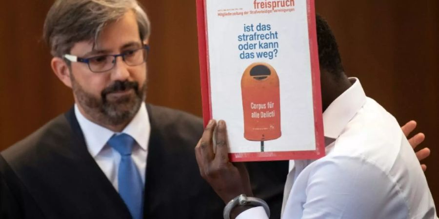 Angeklagter mit Verteidiger (links)