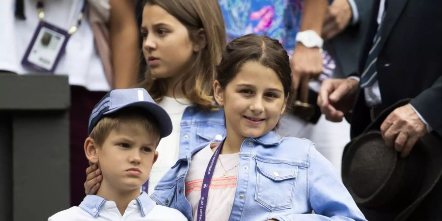 Roger Federers Kinder schauen ihrem Papi in Wimbledon beim Spielen zu.