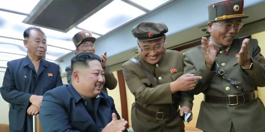 Nordkorea Machthaber Kim bei dem Waffentest am Freitag