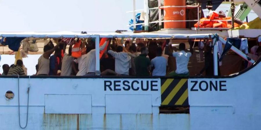 Aus dem Meer gerettete Migranten auf dem Deck des Rettungsschiffes «Open Arms». Foto: Friedrich Bungert/SeaWatch