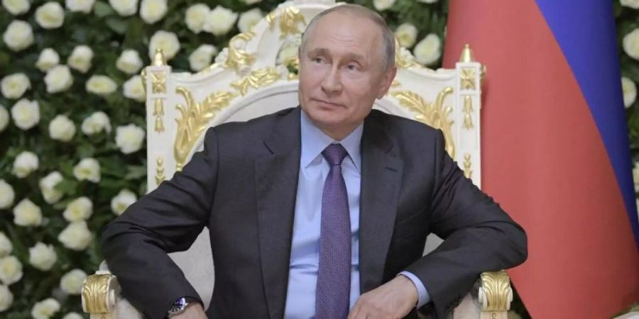 Wladimir Putin, Präsident von Russland, hört dem tadschikischen Präsidenten Rahmon während seines Treffens zu. Foto: Alexei Druzhinin/Pool Sputnik Kremlin/AP