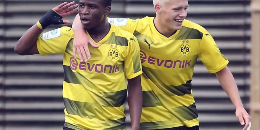 BVB-Youngster Youssoufa Moukoko (l) gilt als Wunderkind. Foto: Peter Ludewig