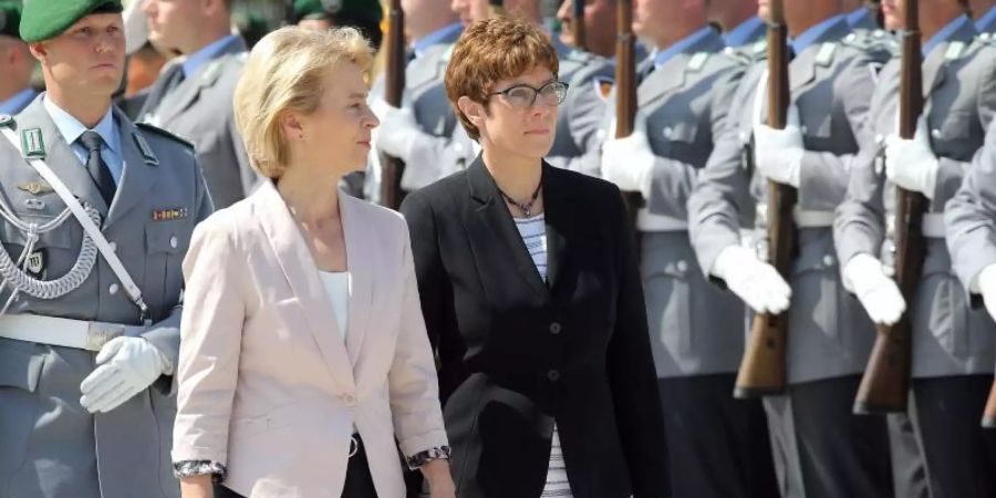 Annegret Kramp-Karrenbauer (r.) und Ursula von der Leyen schneiden in einer aktuellen Umfrage beide nicht gut ab. Foto: Wolfgang Kumm