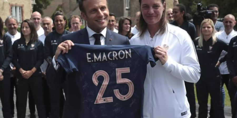 Frankreichs Präsident Emmanuel Macron zu Gast im Trainingslager der französischen Fussball-Frauen. Foto: Christophe Petit Tesson/EPA POOL