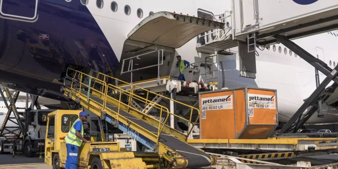 Mitarbeiter der Fraport verladen auf dem Vorfeld des Flughafen Frankfurt eine Box in einen Airbus A380. airbus A380