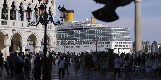 Ein Kreuzfahrtschiff fährt am Markusplatz in Venedig vorbei – das soll künftig nicht mehr möglich sein. Venedig Markusplatz Kreuzfahrtschiff