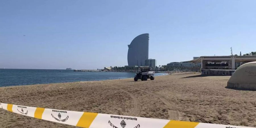 Am Playa de Sant Sebastià in barcelona wurde ein möglicher Sprengsatz im Meer gefunden. Die Polizei hat den Strand vorübergehend gesperrt. Foto: Ignacio Murillo/AP