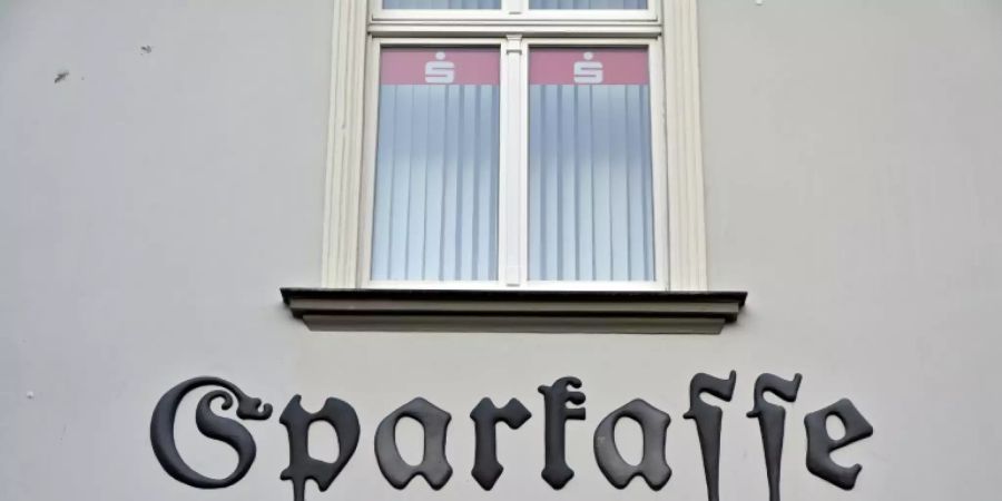 Filiale der Sparkasse in Greifswald mit Schriftzug in Fraktur