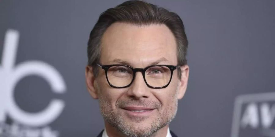 Christian Slater freut sich über ein Mädchen. Foto: Jordan Strauss/Invision/AP