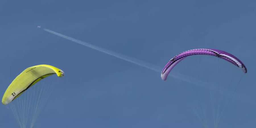 Die Kollision von zwei Gleitschirmfliegern im Kanton St. Gallen ist noch einmal gut ausgegangen: Während der eine auf einer Tanne landete, konnte der andere sicher auf einer Alp landen. Beide blieben unverletzt, lösten aber eine Suchaktion aus.