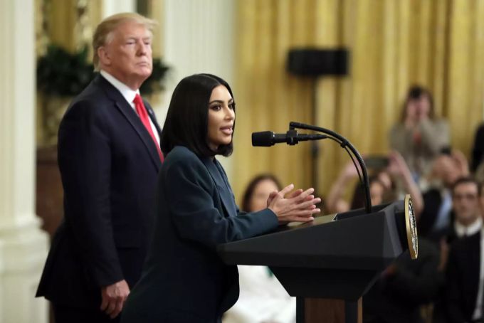 Donald Trump (links) während einer Rede von Kim Kardashian, die sich für eine Strafrechtsreform einsetzt. Kim Kardashian