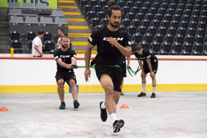 Eric Blum und seine Kollegen schwitzen beim SCB. SCB