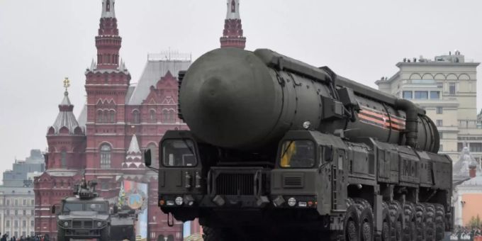 Russische Interkontinentalrakete bei einer Parade Russische Interkontinentalrakete bei einer Parade