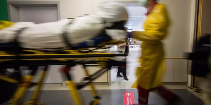 Ein Patient wird durch Sanitäter direkt in die Notaufnahme gebracht. Foto: Andreas Arnold/Illustration