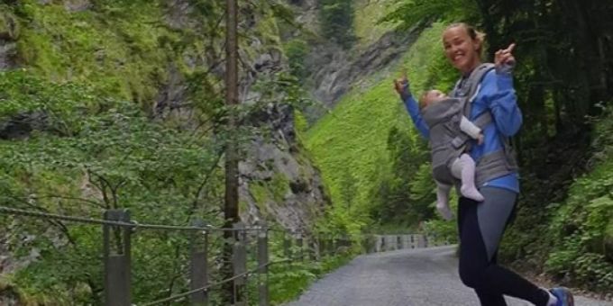 Martina Hingis und ihr Töchterchen Lia (3 Monate) waren kürzlich auf Wanderung in der Taminaschlucht. Martina Hingis Tochter Lia