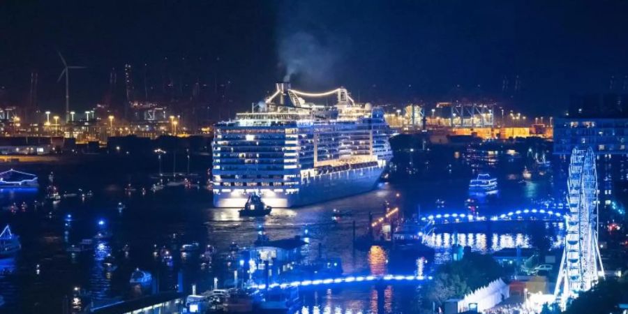 Die «MSC Preziosa» verlässt den Hamburger Hafen. Foto: Jonas Walzberg