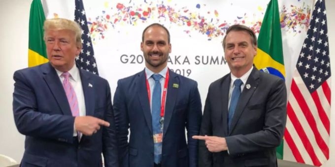 Brasiliens Präsident Jair Bolsonaro (rechts) und sein Sohn Eduardo Bolsonaro (Mitte) trafen sich mit US-Präsident Donald Trump am G20-Gipfel in Osaka Ende Juni 2019. Jair Bolsonaro Eduardo Bolsonaro