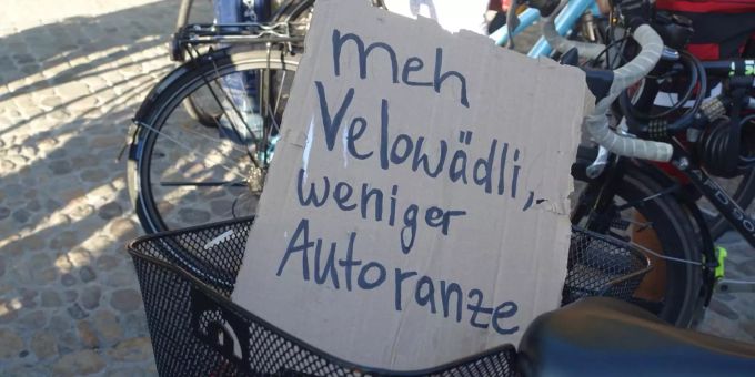 Velo-Aktion Critical Mass will Autoverkehr die Stirn bieten.