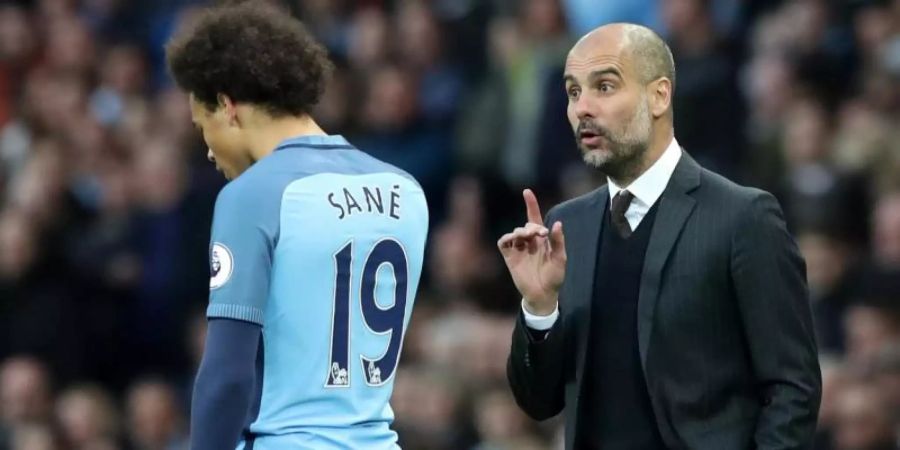 City-Trainer Pep Guardiola spricht zu Leroy Sane. Foto: Martin Rickett/Press Association