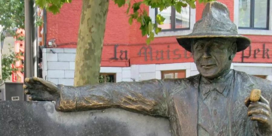 Die Georges Simenon-Bank des Künstlers Roger Lenertz. Neben seinen 75 Maigret-Krimis schrieb Simenon mehr als 100 Romane und mehr als 150 Erzählungen. Foto: Sabine Glaubitz