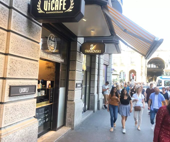 An der Zürcher Bahnhofstrasse hat Vicafe mittlerweile auch eine Kaffeeklappe eröffnet. kaffee