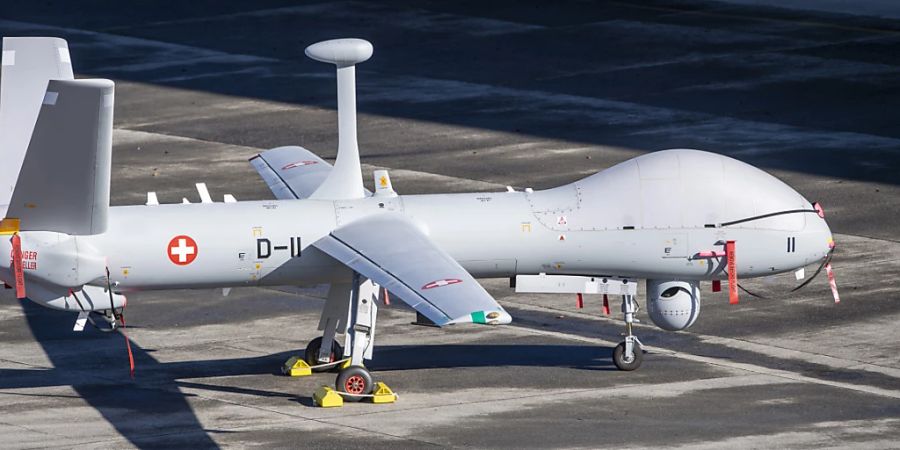 Eine Drohne des Aufklärungsdrohnensystems 15 (ADS 15) auf dem Armee Flugplatz in Emmen. Wegen einer technischen Störung dürfen die Drohnen vorsorglich nicht mehr aufsteigen. (Archivbild)