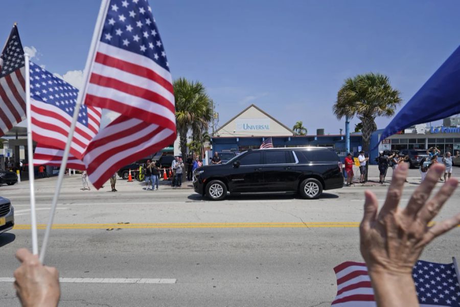 Donald Trump wird in Palm Beach verabschiedet.