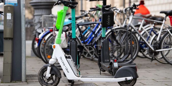 E-Scooter stehen in der Münchener Innenstadt auf einem Gehweg. E-Scooter stehen in der Münchener Innenstadt auf einem Gehweg.