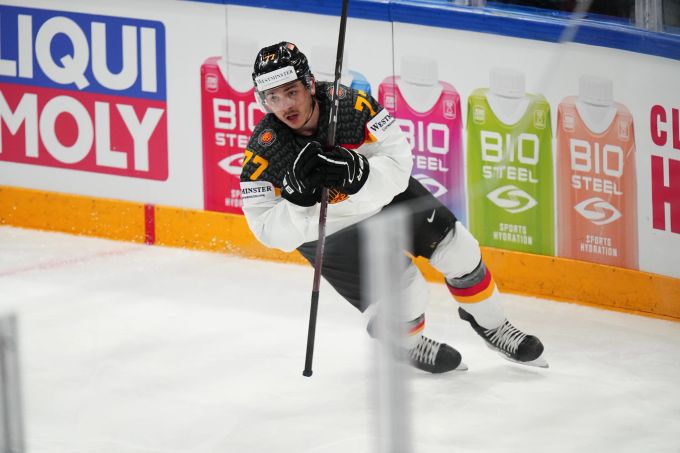 Der Deutsche Daniel Fischbuch feiert sein Tor zum 2:1 im Final der Eishockey WM gegen Kanada. Finland Hockey Worlds