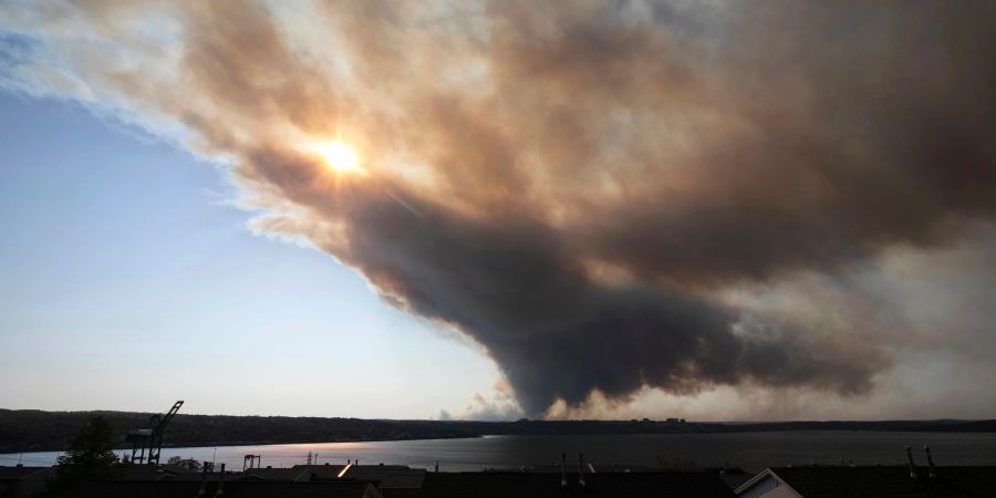 Rauchschwaden am Himmel über Halifax.