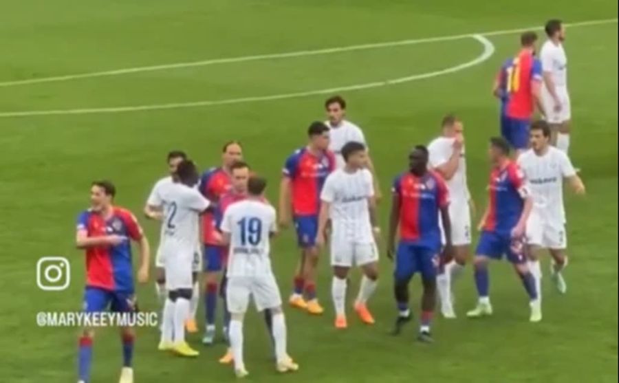 Zürichs Nikola Katic läuft im Gerangel und mit dem Trikot vor dem Mund zu Basel-Captain Taulant Xhaka (rechts).