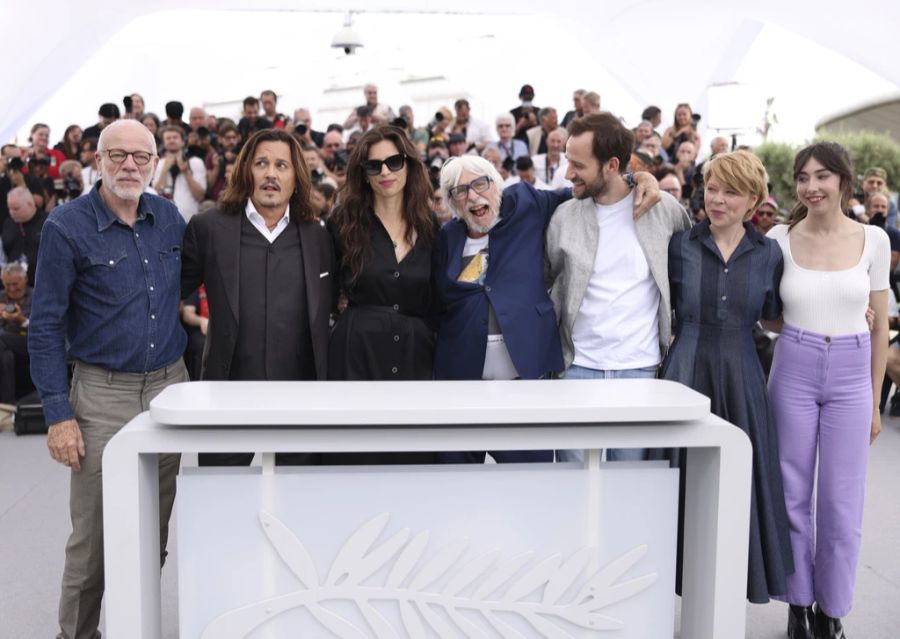 Johnny Depp posiert mit dem Cast seines neuen Filmes "Jeanne du Barry".