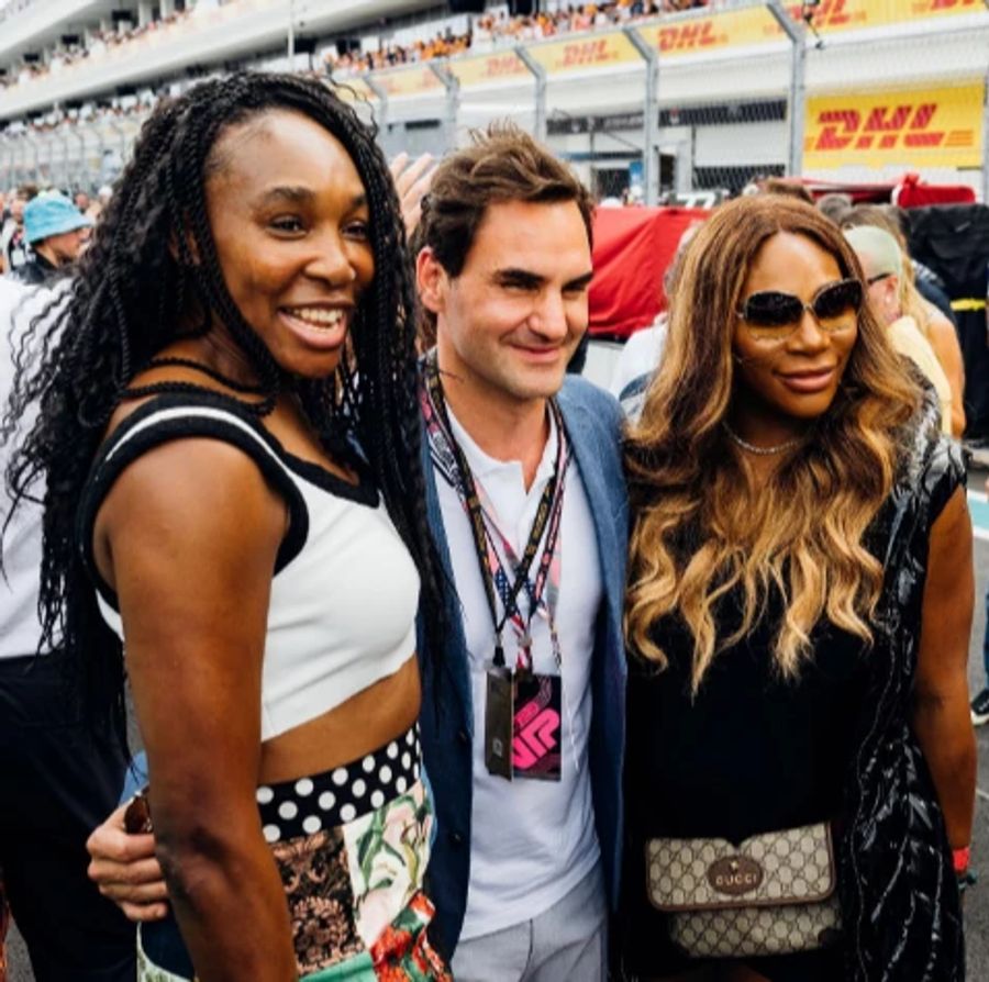 Roger Federer mit den beiden Williams-Schwestern Venus (l.) und Serena.