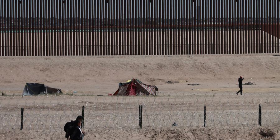 Zelte von Migranten stehen im Flussbett auf der US-amerikanischen Seite der US-mexikanischen Grenze.