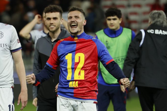 Taulant Xhaka zeigt sich solidarisch mit den ausgesperrten Fans des FCB. Taulant Xhaka FCB
