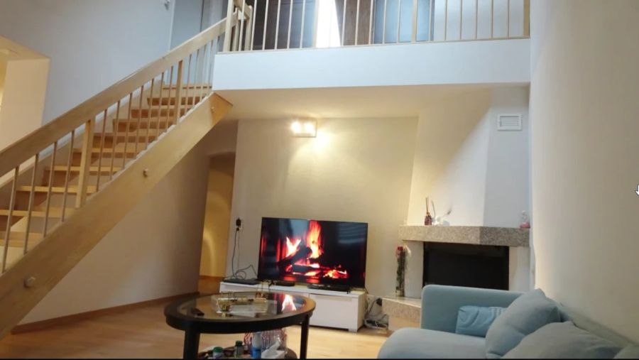 Maisonette Fernseher Kamin Treppe