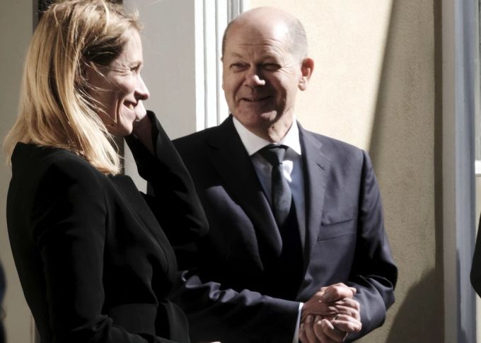 Die Ministerpräsidentin von Estland, Kaja Kallas, und der deutsche Bundeskanzler Olaf Scholz bei einem Treffen in Tallinn. scholz kallas