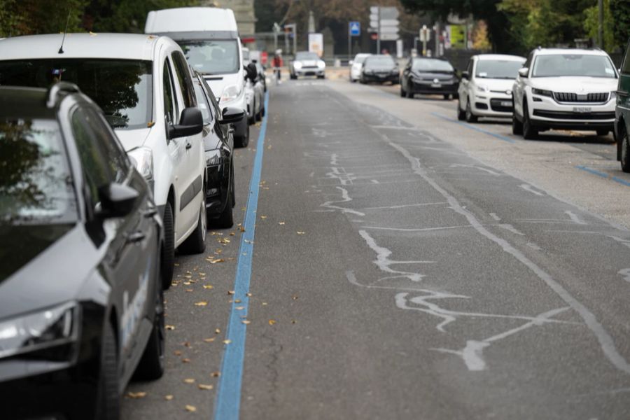 Anwohner müssen oft lange suchen, bis sie einen Parkplatz finden. (Archiv)