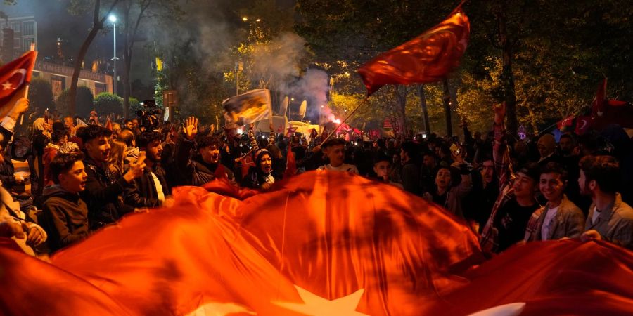 Anhänger des türkischen Präsidenten Erdogan jubeln vor dem Sitz der AKP in Istanbul.