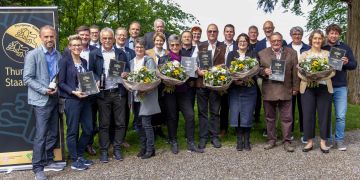 Alle Finalistinnen und Finalisten zusammen mit der Jury.
