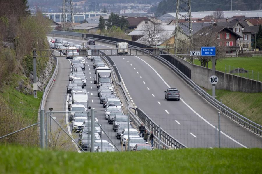 Der Stau von 15 Kilometer nahm durch die Klebe-aktion um weitere vier Kilometer zu. Die Wartezeit betrug mehrere Stunden.