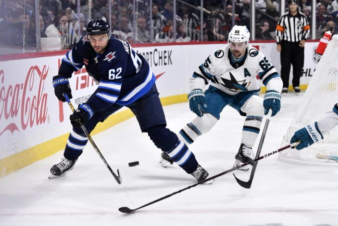 Nino Niederreiter (l) punktet in der NHL gegen die San Jose Sharks doppelt. NHL Nino Niederreiter