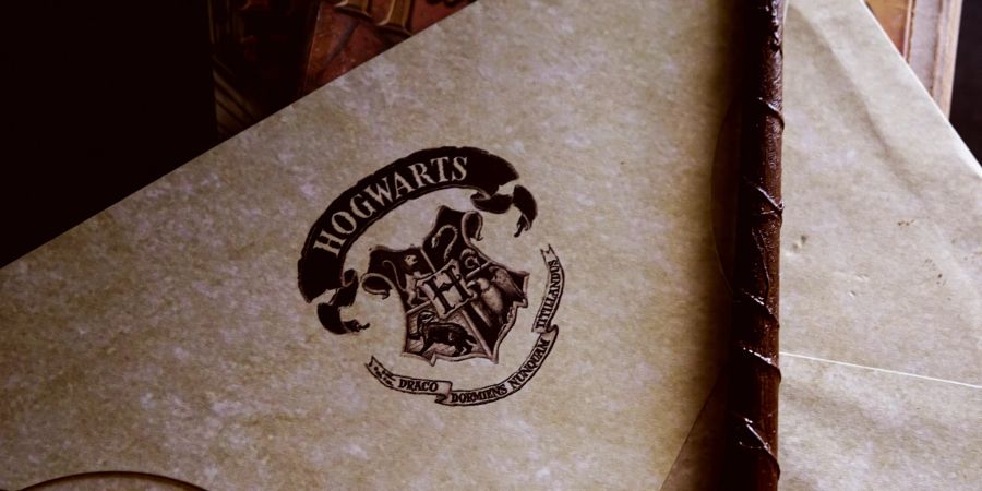 Harry Potter: Zu sehen ist das Hogwarts-Symbol auf Papier