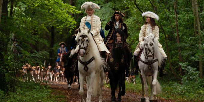 Johnny Depp als Luis XV (l) und Maïwenn als Jeanne du Barry in einer Szene aus «Jeanne du Barry». Johnny Depp