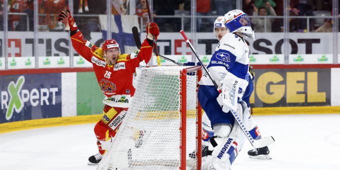 Biel ZSC Lions. Jesper Olofsson, links, jubelt nach dem Tor zum 1-0 neben Zuerichs Reto Schaeppi und Zuerichs Torhueter Simon Hrubec. (KEYSTONE/Peter Klaunzer) Biel ZSC Lions