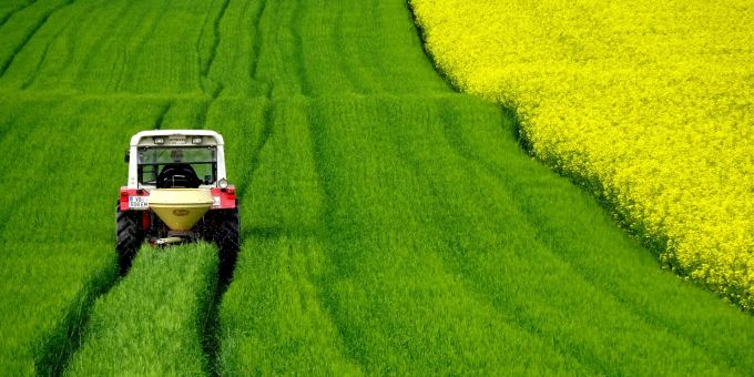 Ein Traktor fährt auf einem Feld. (Symbolbild) traktor