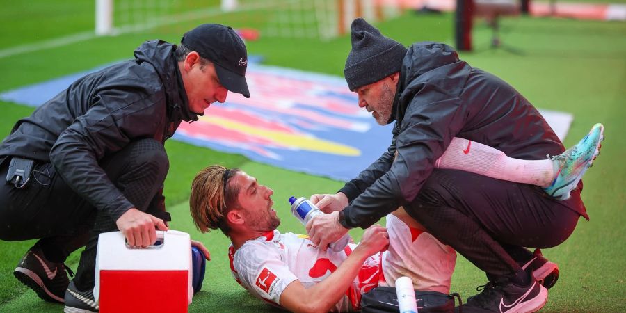 Leipzigs Teamärzte versorgen Kevin Kampl nach dessen Treffer zum 1:1.